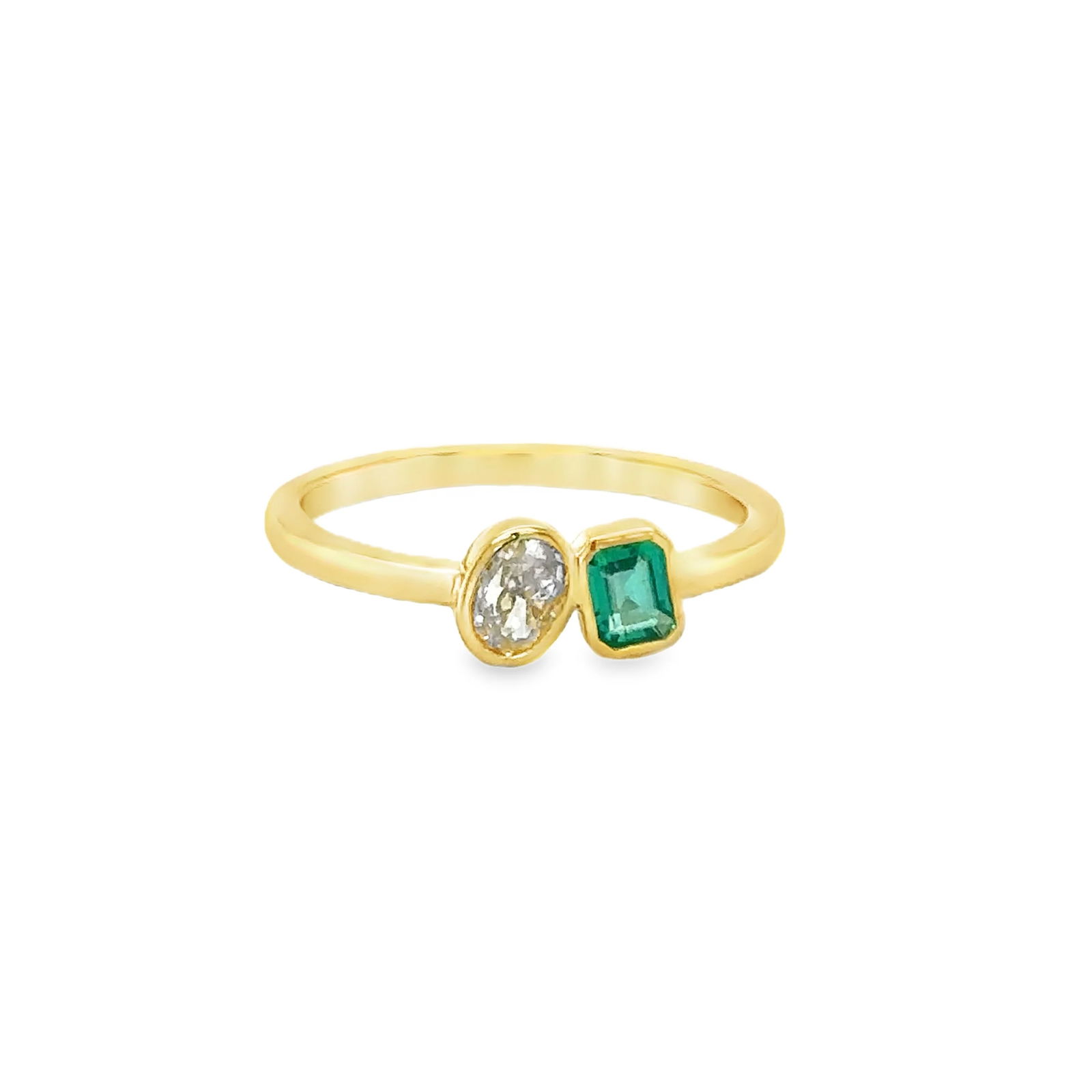 14KT YELLOW GOLD EMERALD AND CHAMPAGNE DIAMOND RING: 14KT YELLOW GOLD EMERALD AND CHAMPAGNE DIAMOND RING14KT GOLD WT. APPROX. 2.31 GRAMDIAMOND WT. APPROX. 0.42 CARAT/ 01 PCEMERALD WT. APPROX. 0.26 CARAT/ 01 PCSIZE: 7