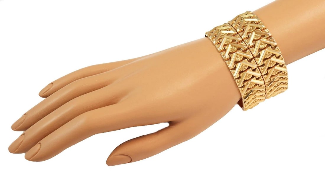 Vintage 18k Bracelet Yellow Gold 35.5mm Wide Fancy Flex Link: This is a gorgeous vintage bracelet, it is crafted from 18k yellow gold featuring a double row V links with floral design set in the center of each V link. The bracelet is 1.40 inches wide and has a s