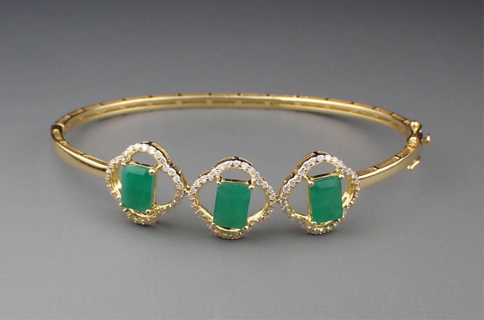EMERALD, DIAMOND & 14K YELLOW GOLD BANGLE (1 of 4)