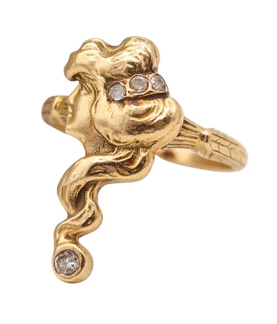 ART-NOUVEAU 1900 American Ring With Lady Profile In 14Kt Yellow Gold: An American art-nouveau ring from 1900.This is a very delicate ring created in America during the art nouveau period, back in the 1900. The beautiful ring has been crafted depicting the portrait of a
