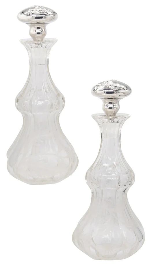 BOHEMIAN 1900 Pair of Liquors Decanters In Cut-Crystal And Sterling Silver: Pair of decanters in clear cut crystal with sterling silver stoppers.This is a beautiful pair of continental late 19th century Bohemians decanters created about the 1890 and 1900. These antique decant