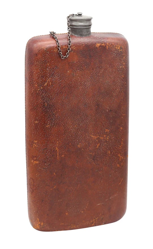 EDWARDIAN 1900 Large Liquor Flask In Pewter And Brown Leather: An Edwardian Liquor flask bottle.This is a very handsome and handy liquor flask-bottle created in England during the Edwardian period, back in 1900. This beautiful large liquor flask has been crafted