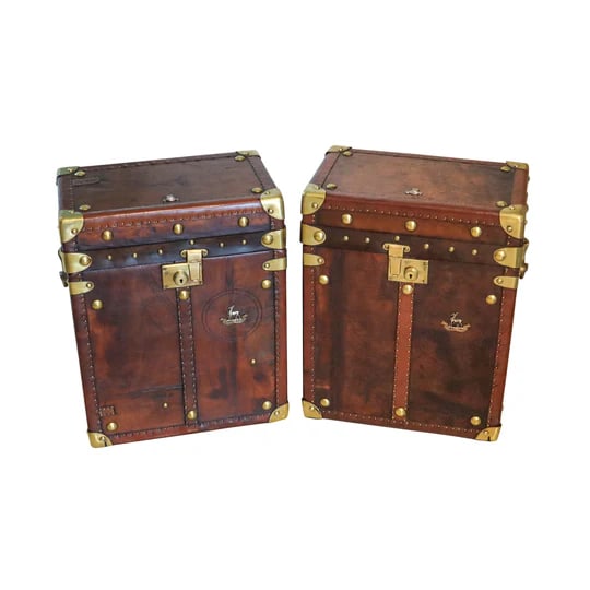 ENGLAND 1890-1900 Victorian Pair Of Army Officer Travel Chests In Leather & Bronze: Pair of Military officer's chests in leather.This is an exceptional pair of British military officer's travel trunk chest, created in England during the Victorian period, between the 1880-1900. These