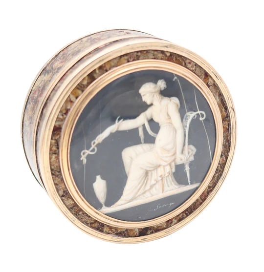 PIET-JOSEPH SAUVAGE 1780 BVLGARI Paint Round Box In 18Kt Gold With Fitted Box: A French neo-classic box designed by Piat-Joseph Sauvage (1744-1818).This is an exceptional beautiful presentation round box created in Paris France by Piat-Joseph Sauvage during the late 18th century