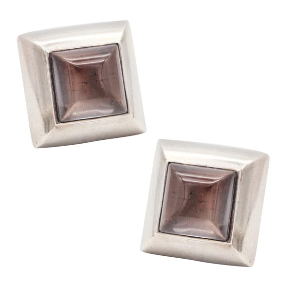 Pair of modernist clips-on Italian earrings.This is an outstanding pair of modernist clips-on: Pair of modernist clips-on Italian earrings.This is an outstanding pair of modernist clips-on earrings created in Italy back in the late 20th century. These earrings have been crafted with squared pat