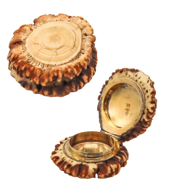 A snuff box designed by Robert Mitchell.This is a fabulous antique pocket snuff-box created in (1 of 4)