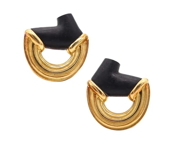Pair of clips-on earrings designed by Christopher Walling. This is a beautiful pair of clips-on: Pair of clips-on earrings designed by Christopher Walling. This is a beautiful pair of clips-on earrings, created by the jewelry designer Christopher Walling, back in the late 1970. The earrings has b