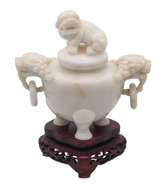 QING DYNASTY 19th Century Carved Foo-Dog Censer With Cover Lid In White Marble: A late 19th century censer from the Qing Dynasty.This is a beautiful censer created in the late 19th century during the Qing Dynasty, circa 1890-1910. The censer has been designed in a round ovoid bod