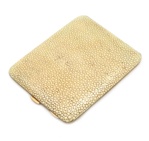 FRENCH 1930 Art Deco Cigarette Case In Gilt Bronze And Shagreen Patterns: A French art deco cigarette case.This is a gorgeous cigarettes case created in Paris France during the art deco period, between the 1925-1930. The case has been crafted in a rectangular shape in gilt 