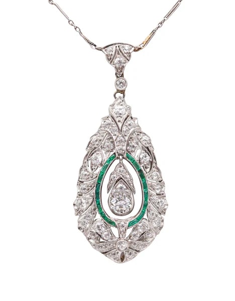 Art-Deco 1925 Platinum Necklace With VS Diamonds & Colombian Emeralds: An art deco platinum necklace pendant.This is a fantastic antique pendant necklace created in America during the art deco period, back in the 1925. The beautiful necklace was masterfully crafted in so