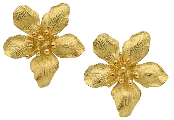 TIFFANY & CO. 1970 Flowers Clips On Earrings In Solid 18Kt Yellow Gold: Pair of flowers clips earrings designed by Tiffany & Co.This is a very nice pair of clips-on earrings, created in New York City by Tiffany & Co. back in the late 1970's. The earrings were designed in 
