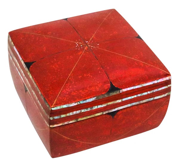 JAPAN 1880 Meiji Period Tebako Box In Red Lacquered Wood With Abalone Inlaid: Presentation Tebako box from the Japanese Meiji period (1868-1912).Beautiful decorative presentation Tebako box from the Japanese Imperial Meiji period, circa 1880. This box has been meticulously craf