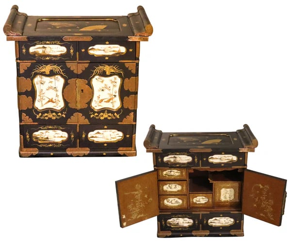 JAPAN 1820 Edo Period Black Lacquered & Gilded Tansu Cabinet Chest With Drawers: Lacquered cabinet of drawers from the Edo Period.This is a remarkable Japanese antique Tansu cabinet with drawers created during the Edo period (1600-1868). The portable Tansu cabinet has been masterf