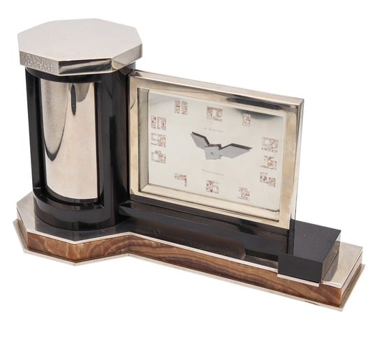 CHAUMET Paris 1925 Art Deco Desk Clock In Plated Silver With Agate & Black Onyx: Geometric desk clock designed by Jacques Chaumet.This is an extremely rare desk clock, created during the art-deco period in Paris France by the jewelry house of Chaumet, back in the 1925. The beautif