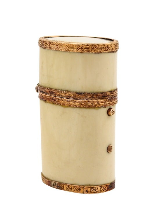 FRENCH 18th Century Perfumed Scents Necessaire Box In 18Kt Yellow Gold And Ivory: French perfumed scents necessaire from the 18th century.This is a fantastic and very rare 18th century necessaire box for perfumed scents, created in the kingdom of France during the baroque period, c