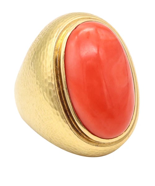 ANDREW CLUNN Massive Cocktail Ring In Hammered 18Kt Gold With Sardinian Coral: A coral cocktail ring designed by Andrew Clunn.This is a statement over-sized cocktail ring created in New York City at the jewelry atelier of Andrew Clunn, back in the 1980. The ring was masterfully 
