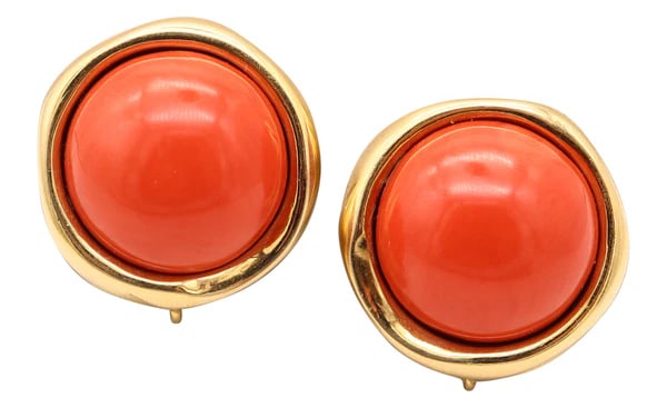 ANDREW CLUNN Clips-On Earrings In 18Kt Yellow Gold With Red Coral: Clips-on earrings with coralsdesigned by Andrew Clunn.This beautiful pair of earrings has been created in New York City at the jewelry atelier of Andrew Clunn, back in the 1980. The clips-on earrings 