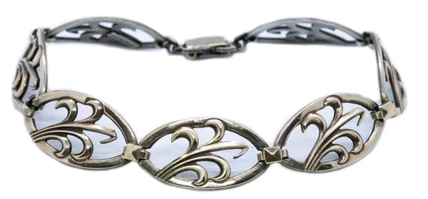 ART DECO 1940 INDUSTRIAL 14 KT AND STERLING SILVER BRACELET: NICE BRACELET FROM THE INDUSTRIAL ART DECO PERIOD. CRAFTED IN SOLID STERLING SILVER AND 14 KARATS YELLOW GOLD. MADE IN THE UNITED STATES DURING THE WWII PERIOD, THIS PIECE IS SUITED WITH A HINGED PUSH
