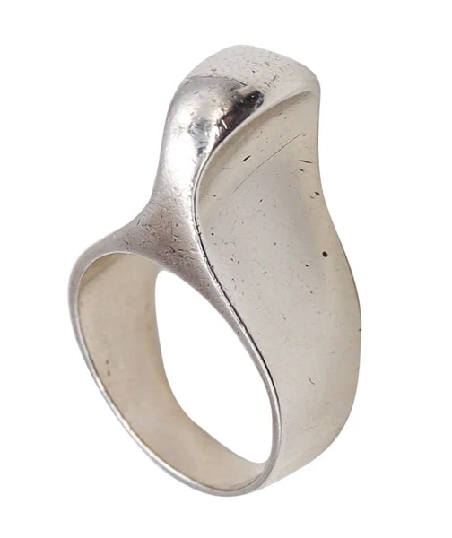 *Tiffany & Co. 1977 Elsa Peretti Rare Sculptural freeform Ring in Sterling Silver: A sculptural ring designed by Elsa Peretti (1940-2021) for Tiffany & Co.Modernism sculptural piece, created in New York city by Elsa Peretti at the Tiffany Studios, back in the 1980. This rare ring ha