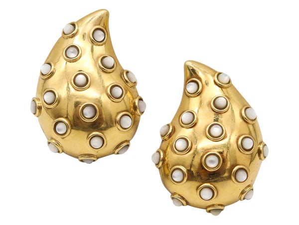 ANGELA CUMMINGS 1989 Modernist Clips On Earrings In 18Kt Gold With Moonstones: Modernist clips-on earrings designed by Angela Cummings.This is a beautiful pair of clips-on earrings, created in New York city by the famous jewelry designer Angela Cummings, back in the 1980's. Thes