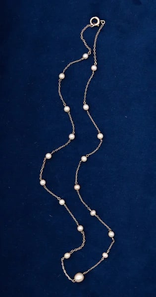 Art Deco 1930 Stations Necklace Chain In Platinum With 18 Natural White Round Pearls: Art deco stations necklace-chain with Natural Pearls.Very handsome and delicate piece, with great eye appeal. Created at the beginnings of the 1930's, during the American art deco period (1915-1940).T