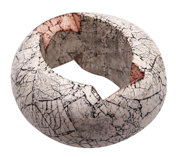 Thomas Gentille 1970 Crackled Egg Shells Pendant Bangle Bracelet In Carved Wood: An eggshells pendant bangle designed by Thomas Gentille (1936-).A sculptural piece of wearable art, created in New York city by the artist and jewelry maker Thomas Gentille, back in the late 1970.This
