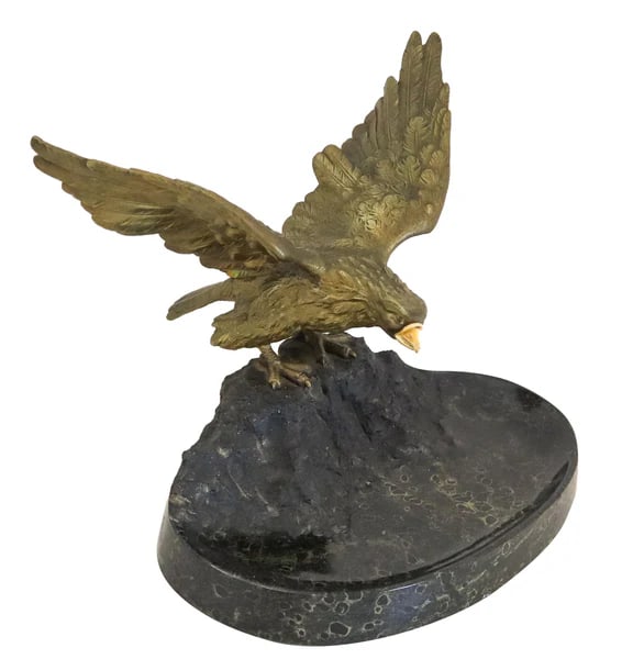 AMERICANA 1890 Sculptural Eagle Desk Tray in Gilt Bronze And Black Marble: A standing American eagle sculpture desk tray. This is an amazing and very decorative sculptural desk-tray created in the United States, back in the 1890-1910. The antique tray is made up with an impr