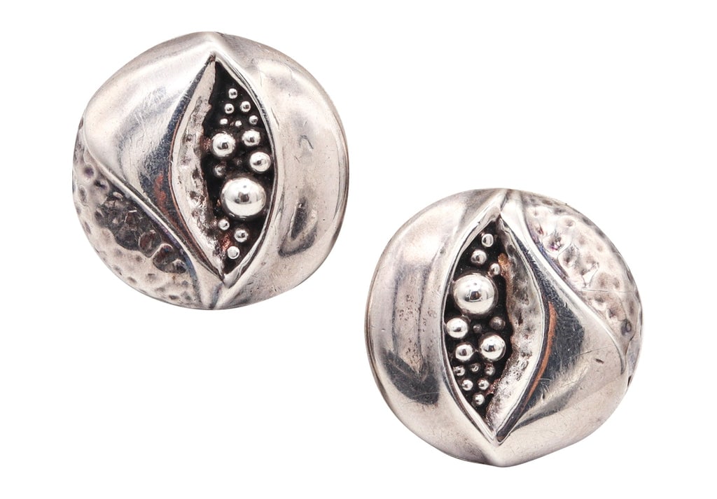 SIDNEY CARRON Paris 1980 Modernist Sculptural Earrings In Solid Plated Sterling Silver: A pair of sculptural clips designed by John Sidney Carron.This is a very interesting pair of modernist clip-on earrings created by the architect John Sidney Carron, circa 1980. The earrings have been 