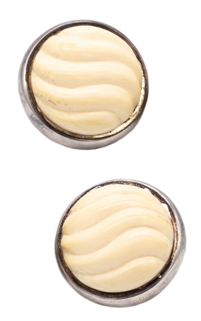 MODERNIST 1970s STERLING SILVER & 14 KT EARRINGS WITH NATURAL CARVINGS: PAIR OF MODERNIST PAIR OF EARRINGSHAND CRAFTED IN SOLID .925/1000 STERLING SILVER AND SUITED WITH 14 KARATS GOLD POSTS AND OMEGA BACKS FOR FASTENING CLIPS.EMBELLISHED WITH A PAIR OF FLUTED CARVINGS OF
