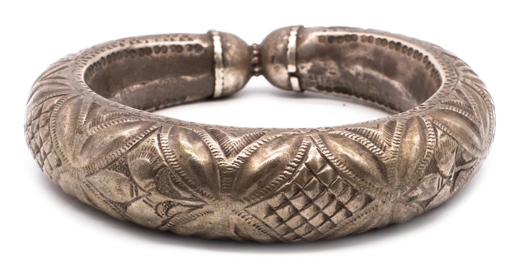 OMAN 1920 BEDOUIN ETHNIC ANTIQUE SILVER BRACELET BANGLE: A BEAUTIFUL OMANI TRIBAL SILVER BRACELET.AN ANTIQUE TYPICAL BEDOUIN PIECE FROM THE 1920'S. IS TOTALLY HAND CRAFTED IN HOLLOW SILVER. DESIGNED WITH A COMFORT FIT INSIDE THE SHANK AND CAN BE USED AT THE