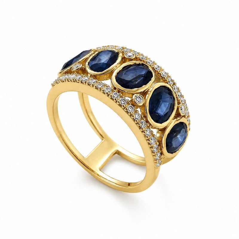 18KT GOLD DIAMOND AND BLUE SAPPHIRE RING: 18KT. GOLD WT. APPROX. 5.22 GRAMDIAMOND WT. APPROX. 0.32 CTBLUE SAPPHIRE WT. APPROX. 2.93 CT/ 5 PCS