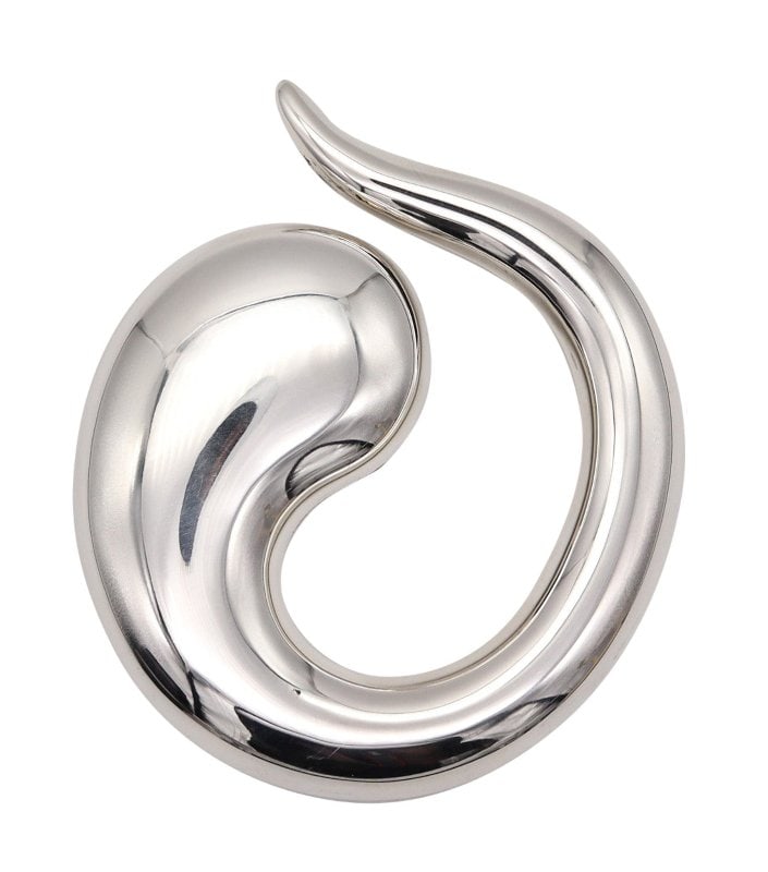 Tiffany & Co 1981 Elsa Peretti Abstract Pendant Buckle in.925 Sterling Silver: Pendant-buckle designed by Elsa Peretti (1940-2021) for Tiffany & Co.This is a gorgeous sculptural piece of jewelry, created by Elsa Peretti for the Tiffany Studios, back in the 1981. This convertible