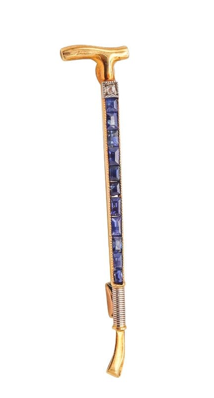 HANCOCKS & CO. 1900 Edwardian Horse-Swap In 18Kt Gold With Blue Sapphires: Horse-Swap brooch designed by Hancocks & Co.This elegant antique bar brooch was created in London, England, around 1900 for the prestigious jewelry house of Hancocks & Co. Beautifully crafted in solid