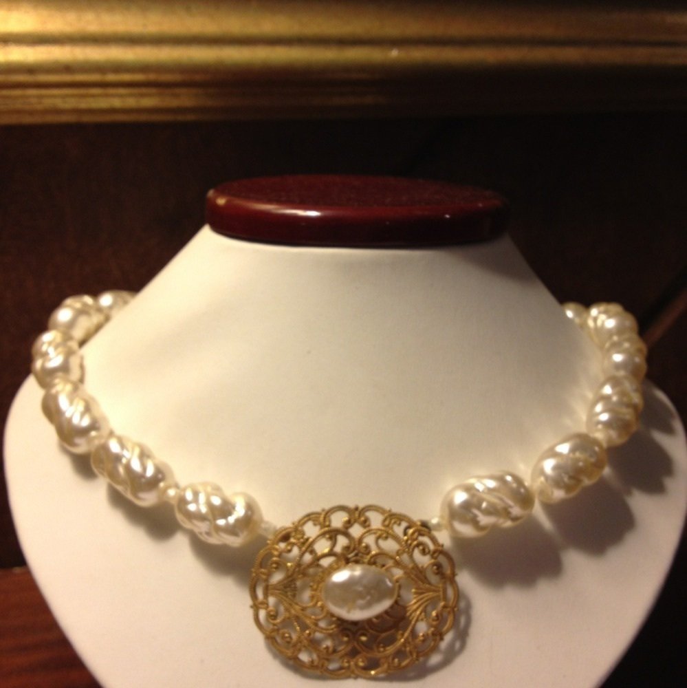 MIRIAM HASKELL NECKLACE: Stunning Miriam Haskell older Baroque 16 1/2" Necklace signed on the clasp as pictured. Necklace appears to be in pristine condition!