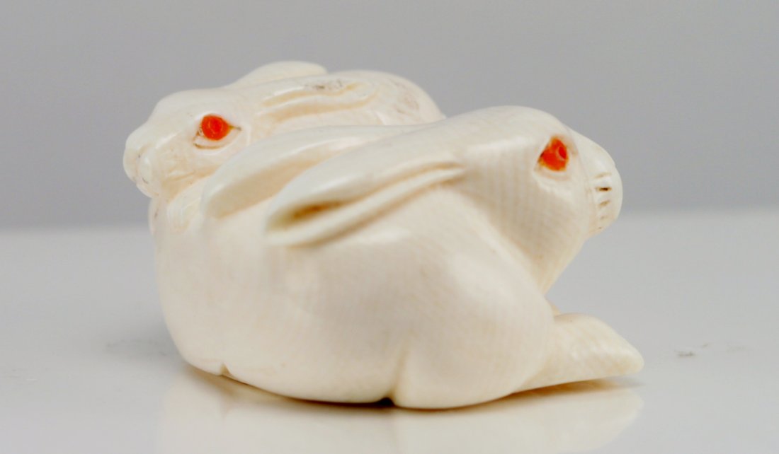 IVORY NETSUKE OF BUNNIES: IVORY NETSUKE OF BUNNIES