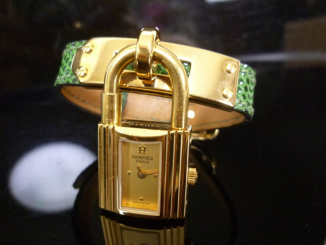 HERMES "KELLY" GREEN LIZARD BAND WRISTWATCH: HERMES "KELLY" GREEN LIZARD BAND WRISTWATCH Quartz : Battery Women's Serial Number: 576123 Keeps excellent time 7 1/2" END TO END