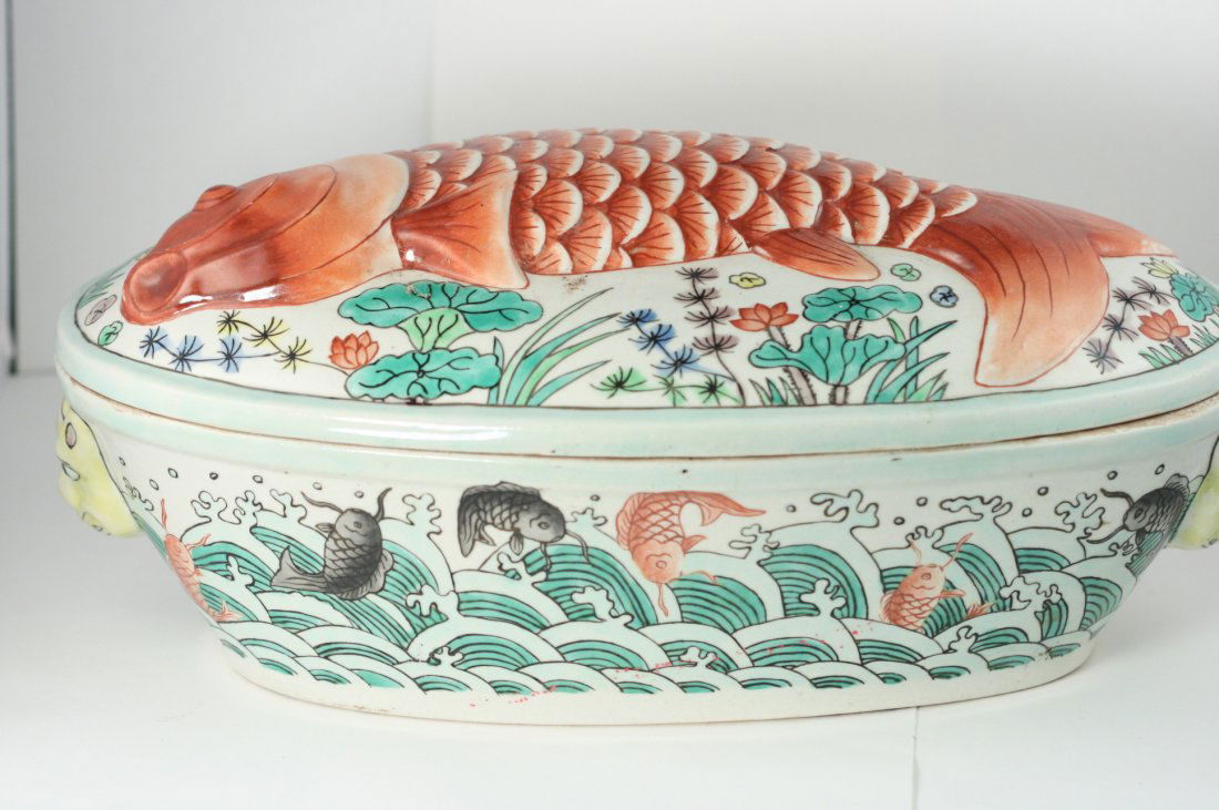 VINTAGE CHINESE PORCELIN TUREEN WITH FISH DESIGN: VINTAGE CHINESE PORCELIN TUREEN WITH FISH DESIGN