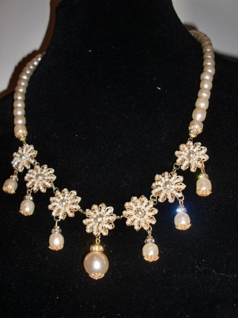 VINTAGE MIRIAM HASKELL SEED PEARL AND RHINESTONE FLOWER: MIRIAM HASKELL VINTAGE SIGNED SEED PEARL AND RHINESTONE FLOWER NECKLACE Beautiful Miriam Haskell gold necklace with Intricate hand wired Seed Pearls and Rhinestones set in Gold Filigree. The necklace