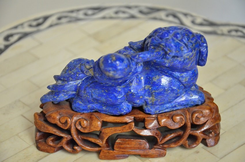 LAPIS CARVING OF FOO DOG ON STAND: LAPIS CARVING OF FOO DOG. FOO DOGS OR CHINESE GUARDIAN LIONS. THEY ARE BELIEVED TO HAVE POWERFUL PROTECTIVE BENEFITS! APPROX. 3.5 X 5 INCHES ON STAND VALUE $500