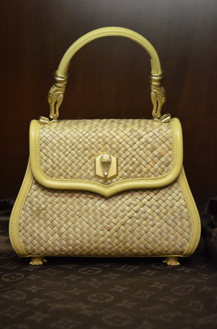 BARRY KIELSTEIN STRAW WOVEN HANDBAG: BARRY KIESELSTEIN CORD TOP HANDLE HANDBAG. WOVEN STRAW, BEIGE BAG TRIMMED WITH LEATHER. ALLIGATOR GOLD HARWARE WITH LONG STRAP FOR CROSS BODY OPTION.