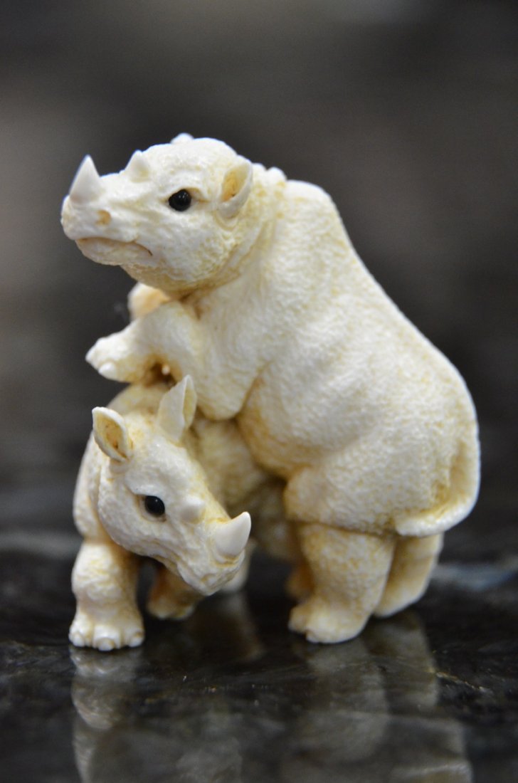 IVORY NETSUKE OF 2 RHINOS: ADORABLE IVORY NETSUKE OF 2 RHINOS. VERY CUTE AND DETAILED PIECE. APPROX. 1.5 X 1" VALUE $600