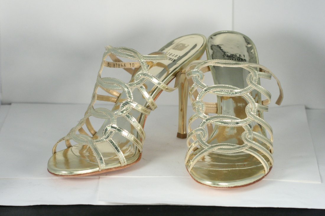 STUART WEITZMAN PALE GOLD "STUART" HEEL.: STUART WEITZMAN PALE GOLD "STUART" HEEL. SIZE 10 LIKE NEW. WITH BOX