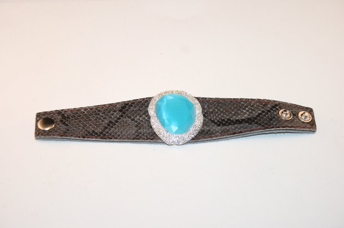 CATS EYE BRACELET: GORGEOUS CATS EYE DESIGNER BRACELET SET WITH A LEATHER STRAP.