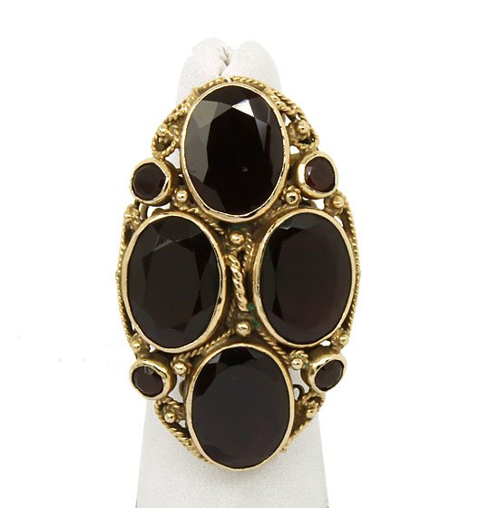 VINTAGE 14K GOLD & 41 CTS GARNET LADIES RING: This is a stunning vintage 14k gold and garnet gems ladies ring. The ring is exquisitely crafted in solid 14k yellow gold with a smooth polished finish adorned with four large oval cut garnet gems acc