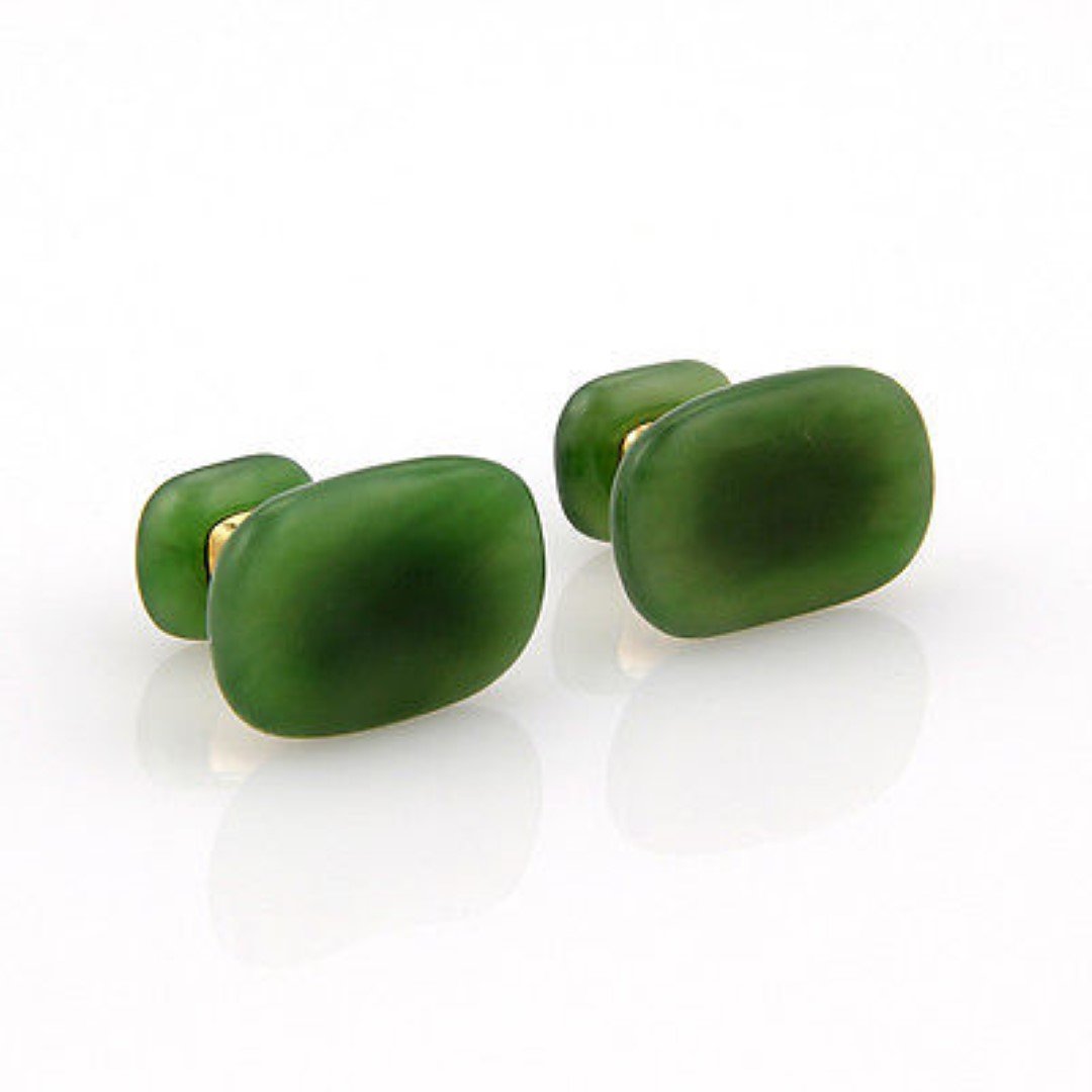 Tiffany& Co. Elsa Peretti 18K Yellow Gold Fine Jade: These authentic Tiffany & Co cufflinks are finely crafted from solid 18k yellow gold. These feature striking fine jade gemstones which look fabulous when worn. They are fully signed with Tiffany & Co,