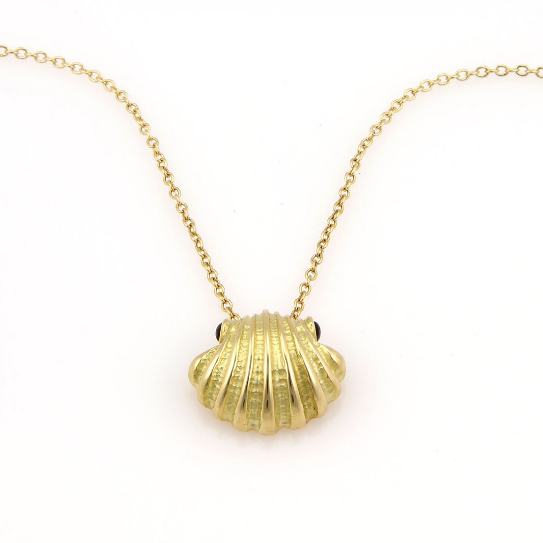 TIFFANY & CO. ITALY 18K YELLOW GOLD SAPPHIRE SEASHELL: THIS AUTHENTIC TIFFANY & CO. PIECE IS FINELY CRAFTED FROM SOLID 18K YELLOW GOLD. IT FEATURES A BEAUTIFUL SEASHELL DESIGN ALONG WITH SAPPHIRE CABOCHONS WHICH LOOK ABSOLUTELY GORGEOUS ON THE NECK. THE C
