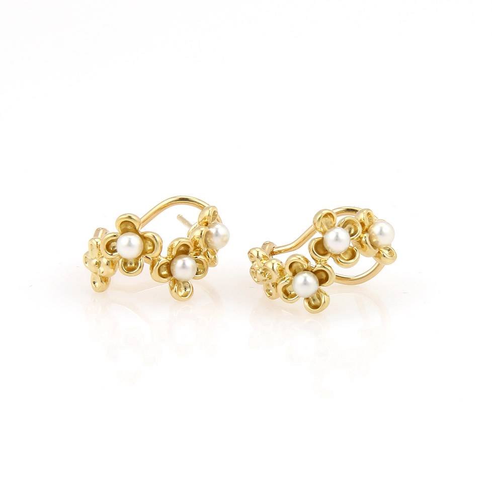 18kt Yellow Gold Mikimoto Akoya Seed Pearls Floral Semi: This is a beautiful Mikimoto earrings, crafted in solid 18kt yellow gold and is designed with four pansy flowers formed in a zig zag semi hoop design. The first top three flowers has a small lustrous 
