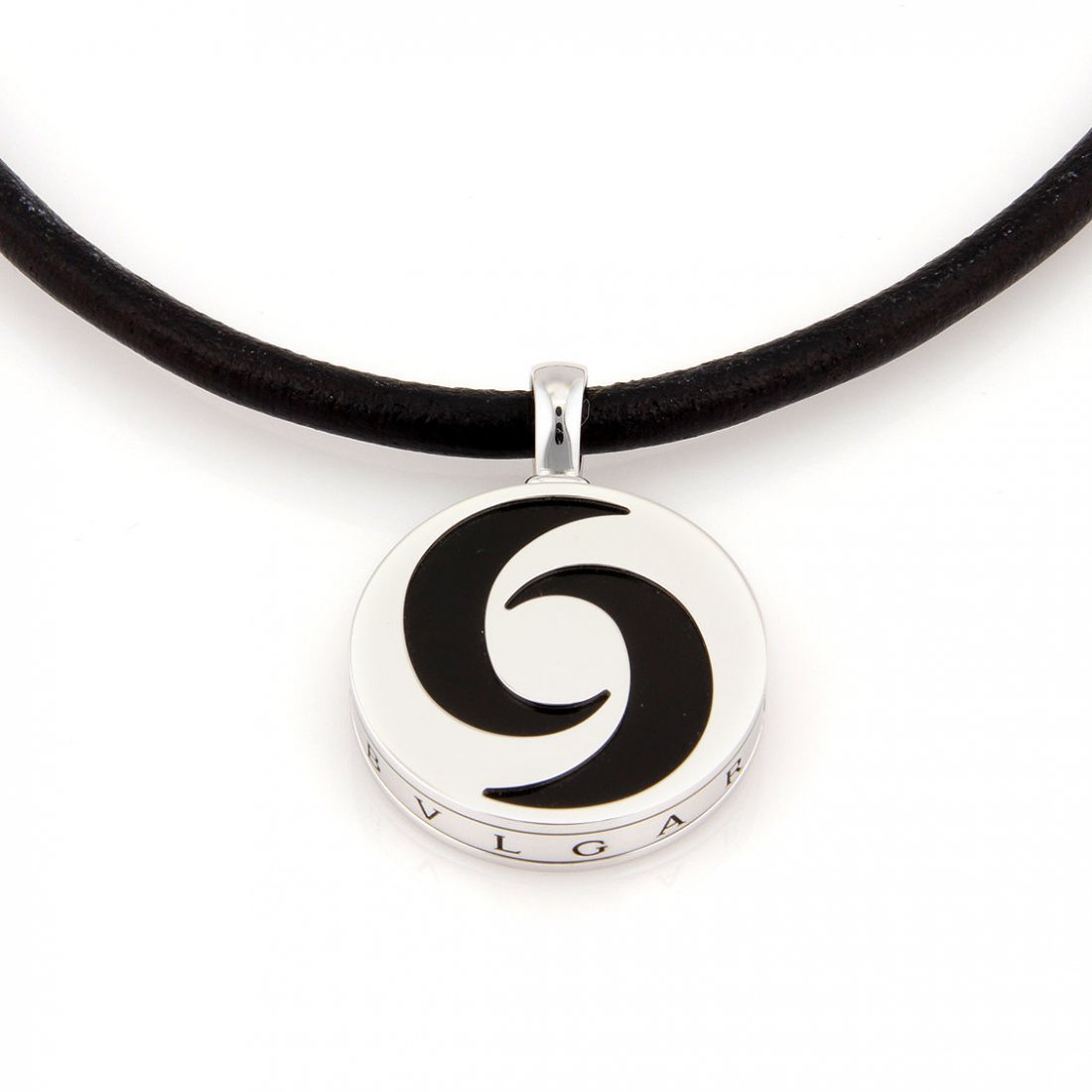 Bvlgari Bulgari Stainless Steel & 18K White Gold Spiro: This authentic Bvlgari piece is finely crafted from solid 18k white gold and stainless steel. It comes from Bvlgari's ever so popular Spiro collection and looks absolutely beautiful on the neck. The p