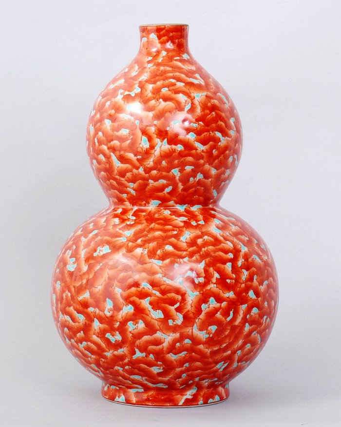 VERY FINE CHINESE GOURD SHAPED VASE: FINE GOURD SHAPED VASE,PAINTED WITH HUNDREDS OF RED BATS. 12"H,8"W. SIX CHARACTER GREAT QIANLONG PRODUCTION IN UNDERGLAZE BLUE ON BOTTOM. PRIVATE COLLECTION WEST BLOOMFIELD,MICHIGAN.