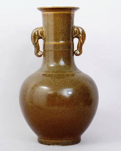 1127: CHINESE TEA-DUST FAMILLE ROSE PORCELAIN VASE: TEA-DUST GLAZED VASE WITH TWO ELEPHANT HEAD HANDLES. 14"H,8"W. SIX CHARACTER GREAT YONGZHENG PRODUCTION ON BOTTOM.)